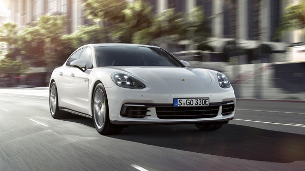Компания Porsche покажет в Париже гибридный Panamera 4 E-Hybrid