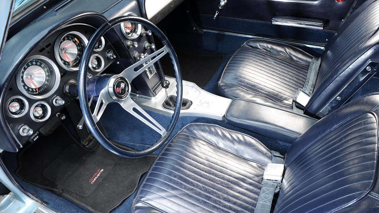 Интерьер Chevrolet Corvette C2 Sting Ray (1963-1967) Интерьер Chevrolet Corvette C2 Sting Ray (1963-1967)
