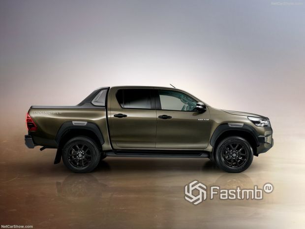 Toyota Hilux 2021, вид сбоку справа